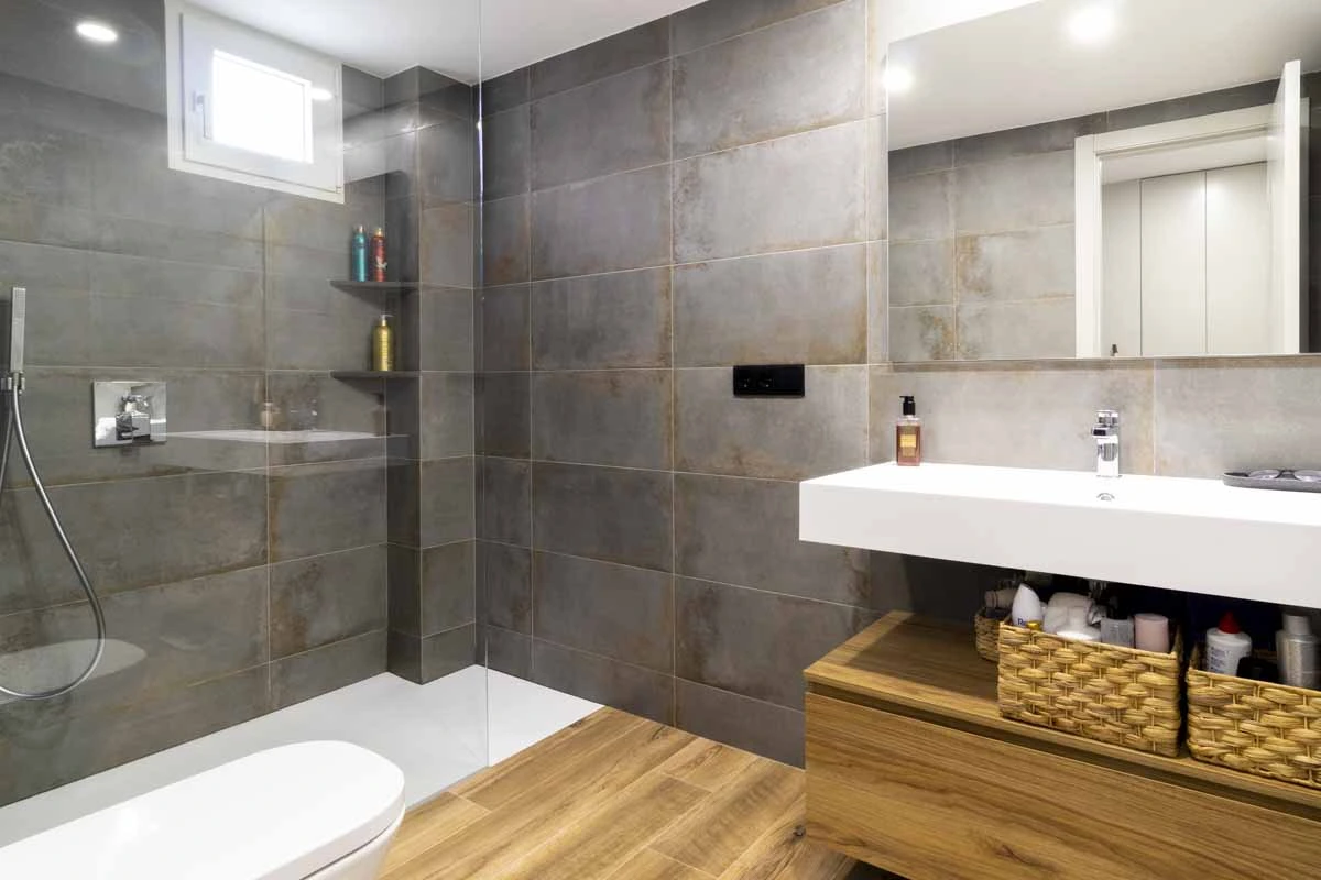 Reforma de baño moderno en Valencia - Azulejos, mamparas y grifería